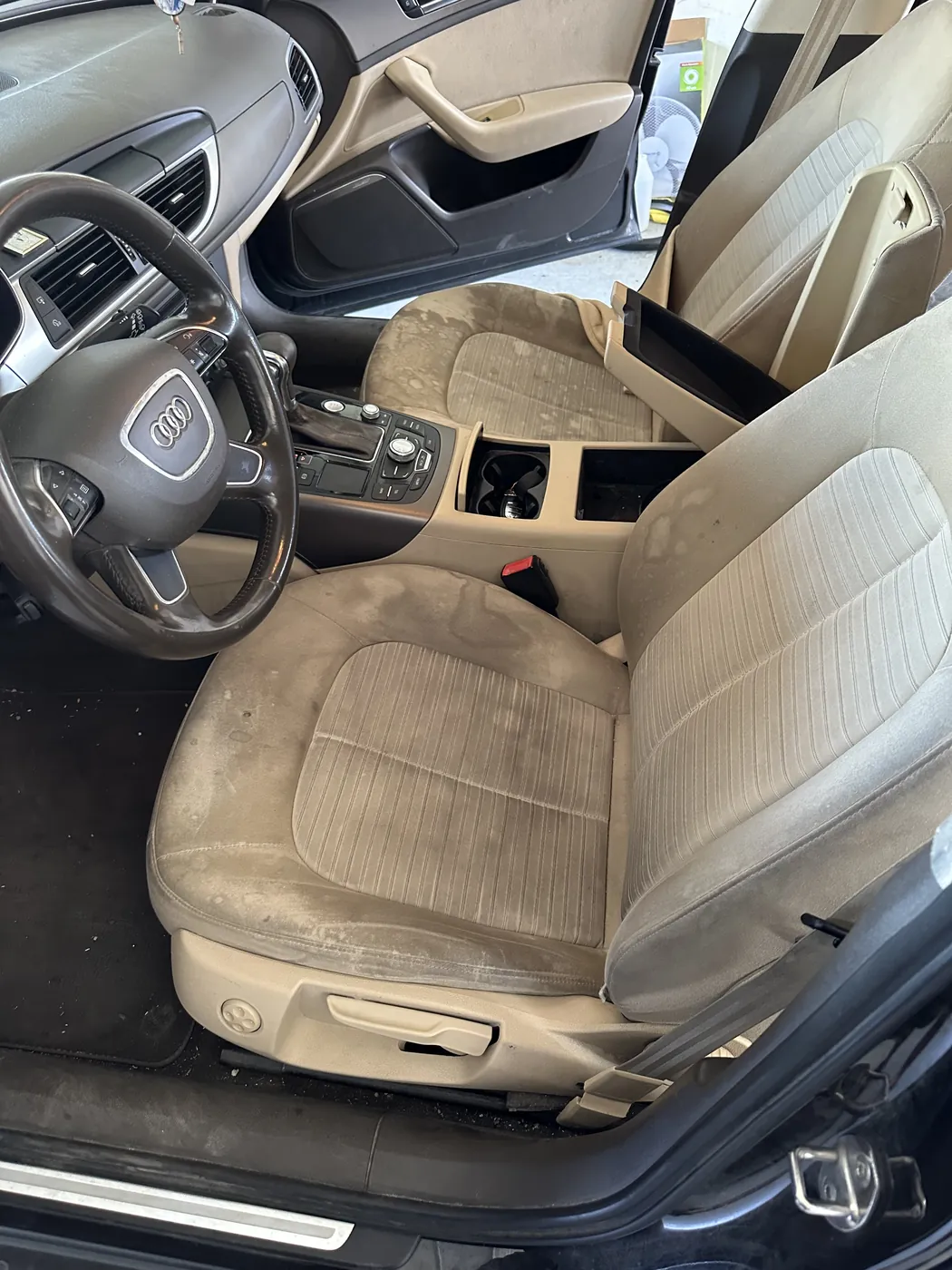 Интериорно почистване: Audi A4 B8, Преди
